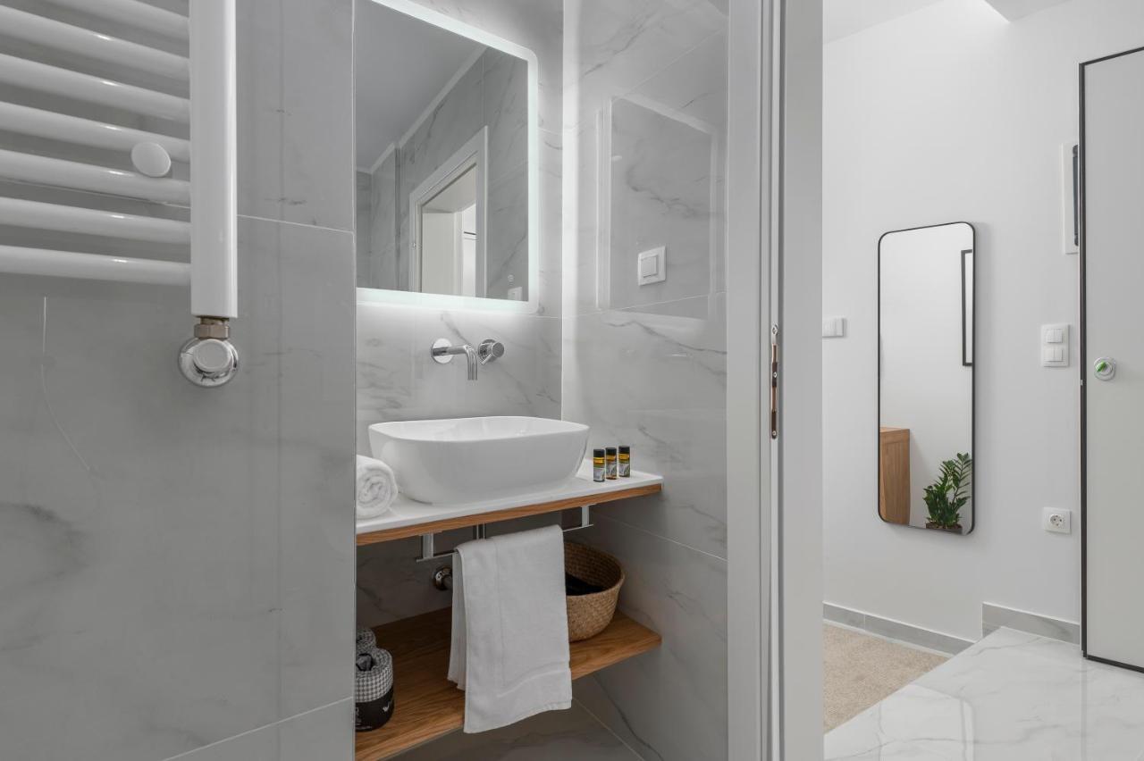 Ιωκα Suites / The Urbitality Project Thessaloniki Buitenkant foto